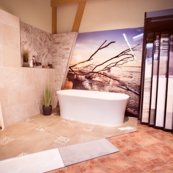 Fliesenshop Oberländer Ausstellungsfläche Badewanne mit Duschpanelle