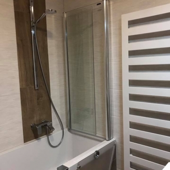 Dusche und Badewanne kombiniert